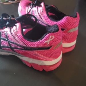 Womens size 9 asics breast cancer tennis shoes